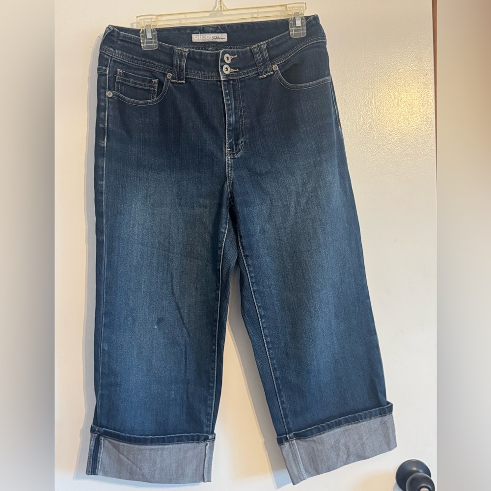 👖✨ Chico’s Platinum Denim Cuffed Capri Jeans – Size 1.5 ✨👖